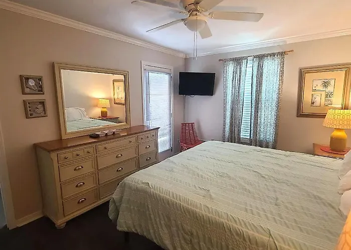 Beautiful 3 Bedroom Beachfront Holiday home